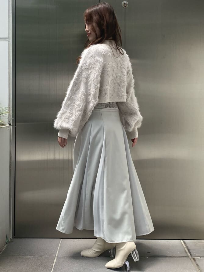 ホワイト系のニット/セーター、グリーン系のスカート、グリーン系のスカートを着用したレディースの秋コーディネートの2枚目の写真