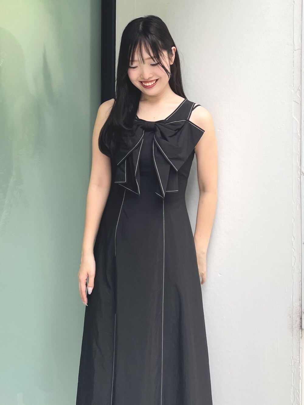 ブラック系のワンピース、ブラック系のサンダルを着用したレディースの夏コーディネートの5枚目の写真