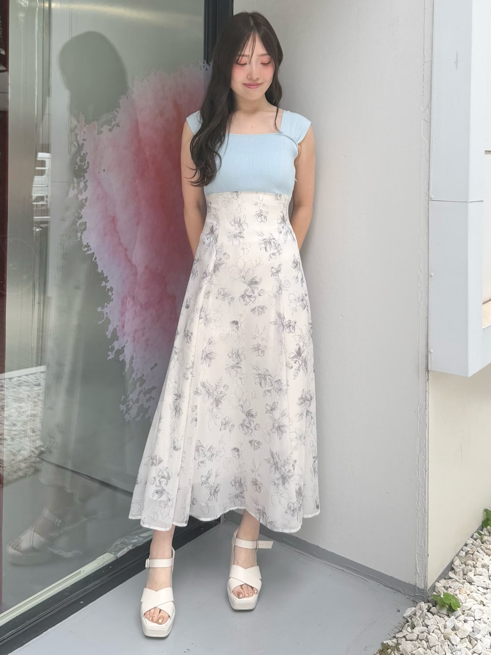 ブルー系のワンピース、ホワイト系のサンダルを着用したレディースの夏コーディネートの2枚目の写真