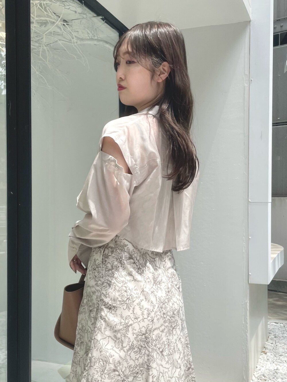 ベージュ系のワンピース、ブラウン系のトートバッグを着用したレディースの夏コーディネートの5枚目の写真