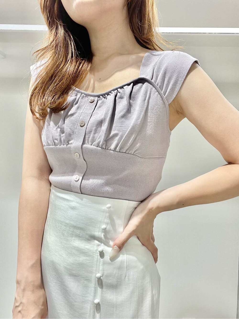 その他のサンダル、ホワイト系のスカート、パープル系のニット/セーターを着用したレディースの夏コーディネートの5枚目の写真