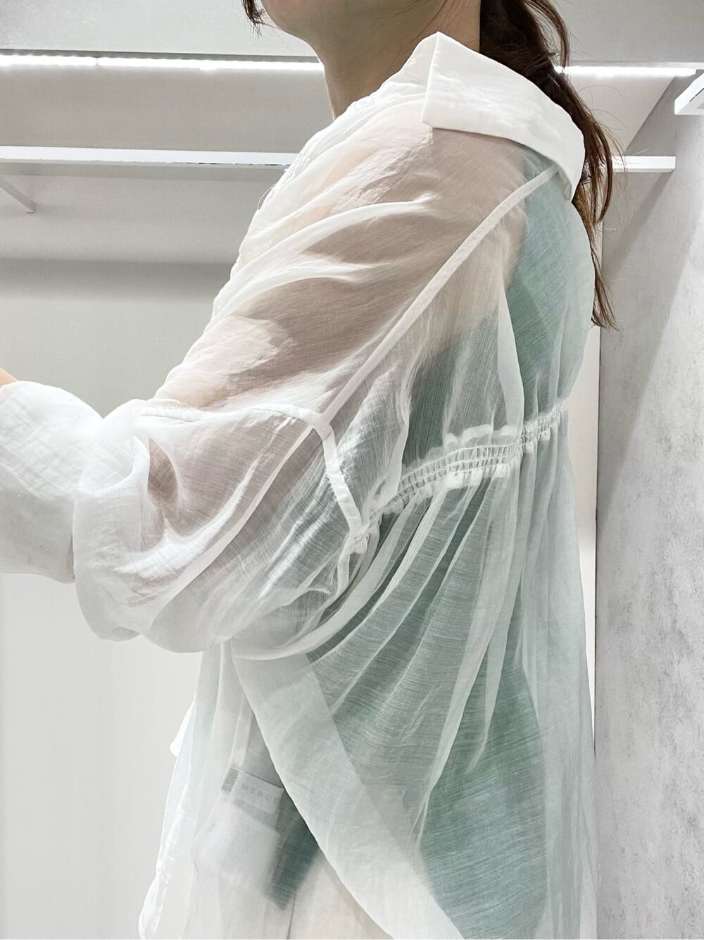 ホワイト系のシャツ/ブラウス、ホワイト系のその他パンツ、ホワイト系のサンダルを着用したレディースの夏コーディネートの5枚目の写真