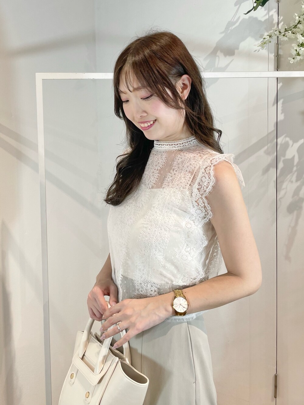 ホワイト系のトートバッグ、ホワイト系のサンダル、グリーン系のその他パンツを着用したレディースの夏コーディネートの6枚目の写真