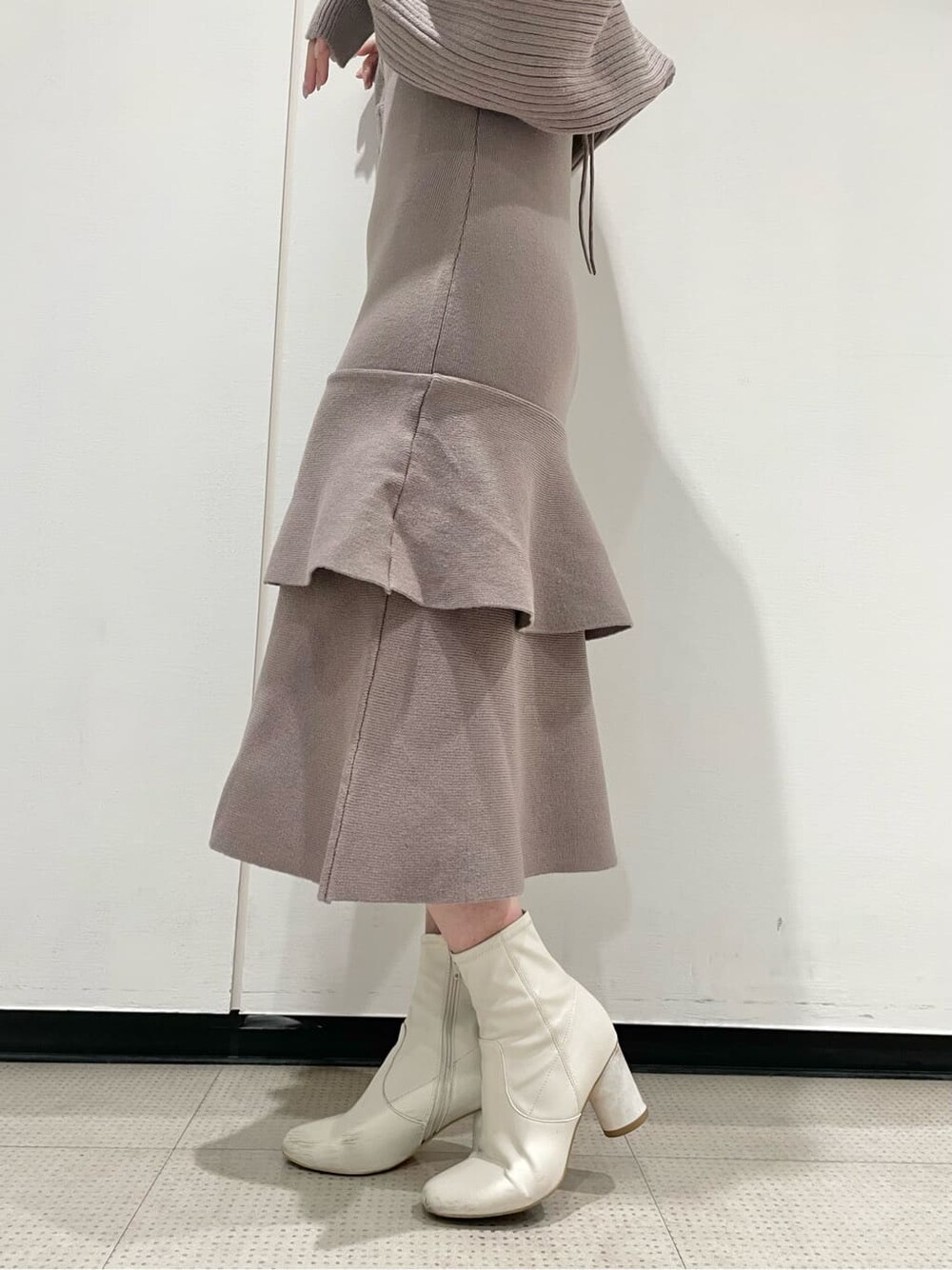 ピンク系のワンピースを着用したレディースの冬コーディネートの7枚目の写真