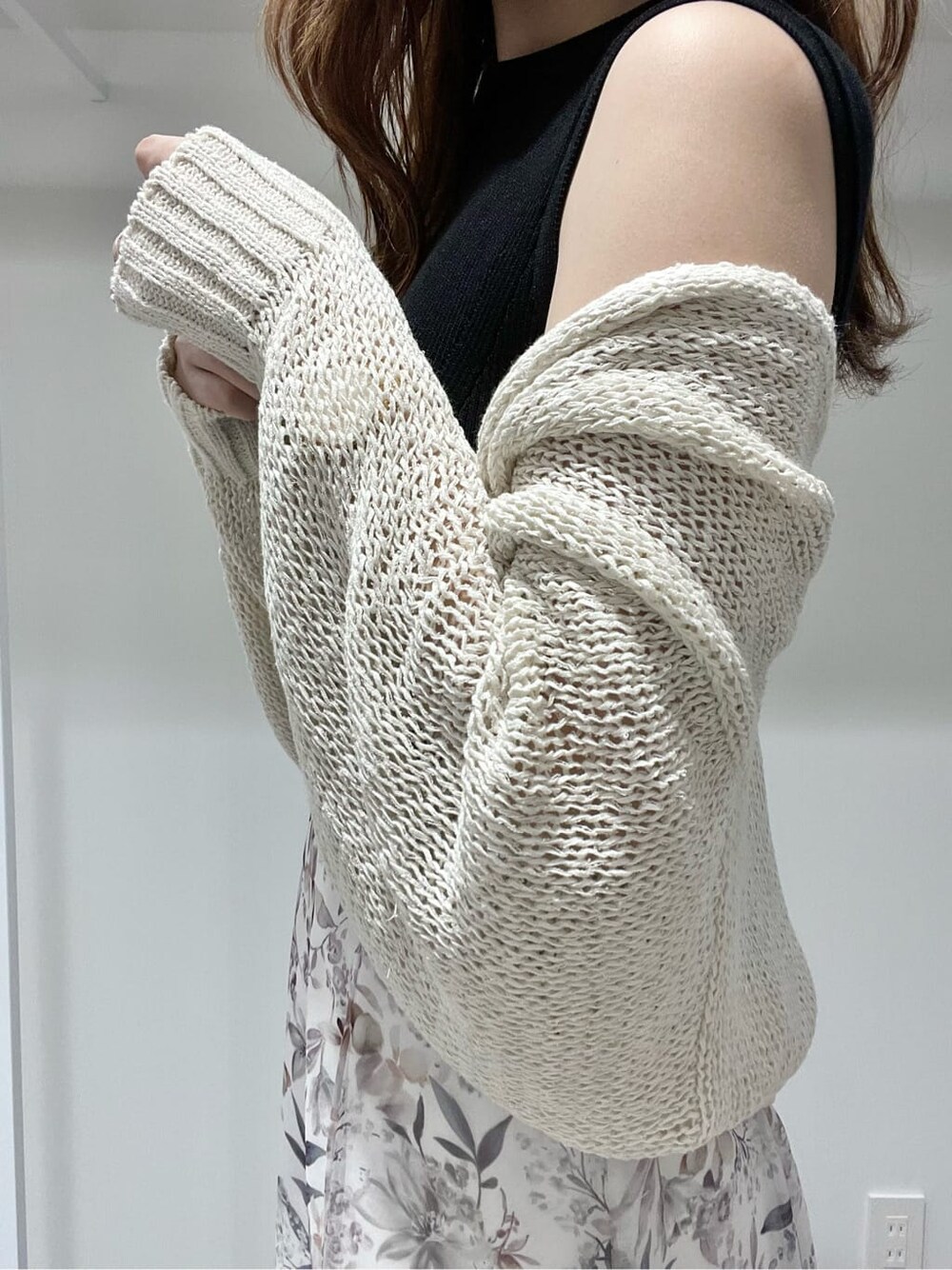 ホワイト系のカーディガン/ボレロ、ブラウン系のサンダル、ブラック系のワンピースを着用したレディースの夏コーディネートの4枚目の写真