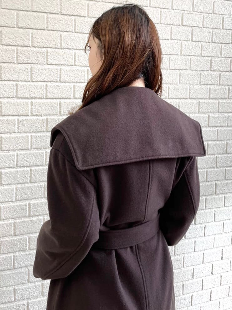 ブラウン系のチェスターコートを着用したレディースの冬コーディネートの5枚目の写真