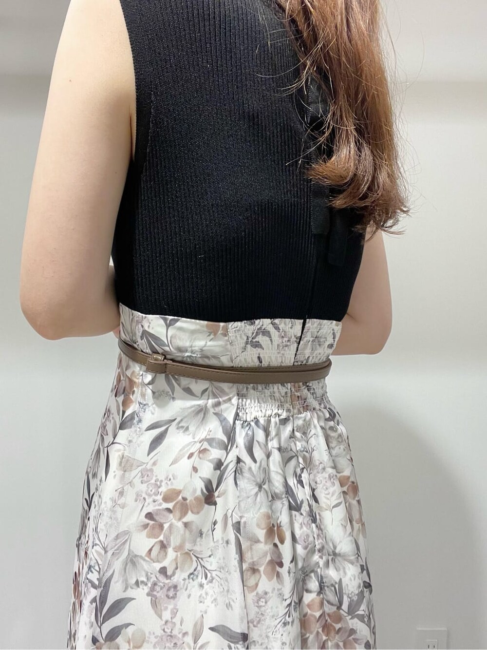 ホワイト系のカーディガン/ボレロ、ブラウン系のサンダル、ブラック系のワンピースを着用したレディースの夏コーディネートの9枚目の写真