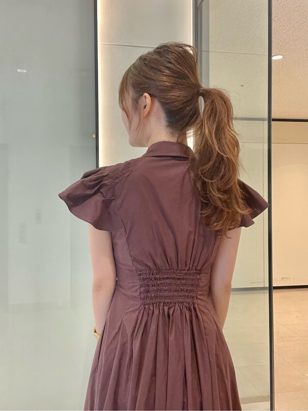 その他のサンダル、ブラック系のショルダーバッグ、ブラウン系のワンピースを着用したレディースの夏コーディネートの8枚目の写真