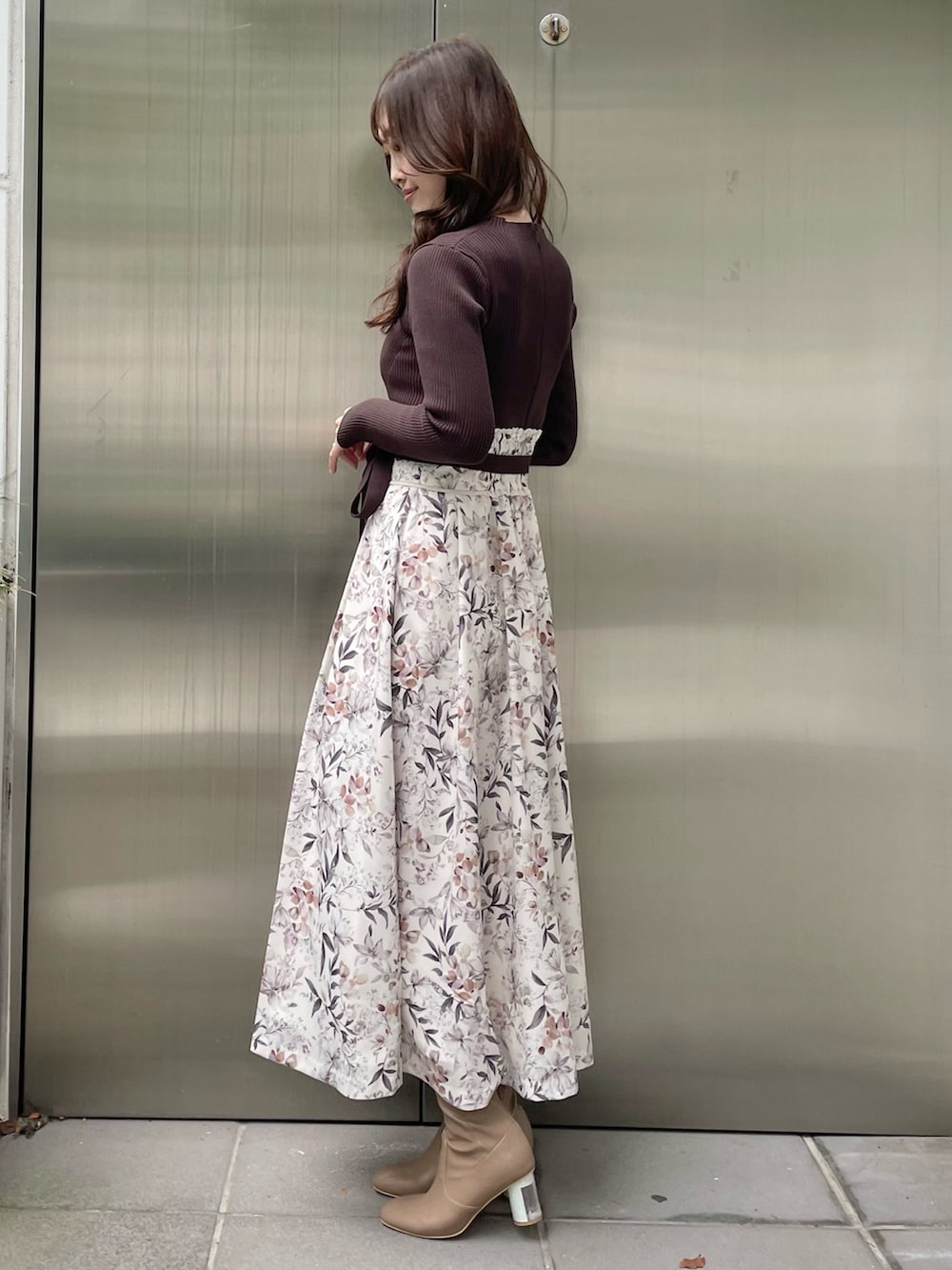 ブラウン系のワンピース、ブラウン系のブーツを着用したレディースの秋コーディネートの3枚目の写真