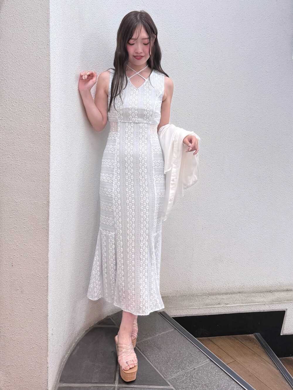 ホワイト系のシャツ/ブラウス、ブルー系のワンピース、その他のサンダルを着用したレディースの夏コーディネートの4枚目の写真