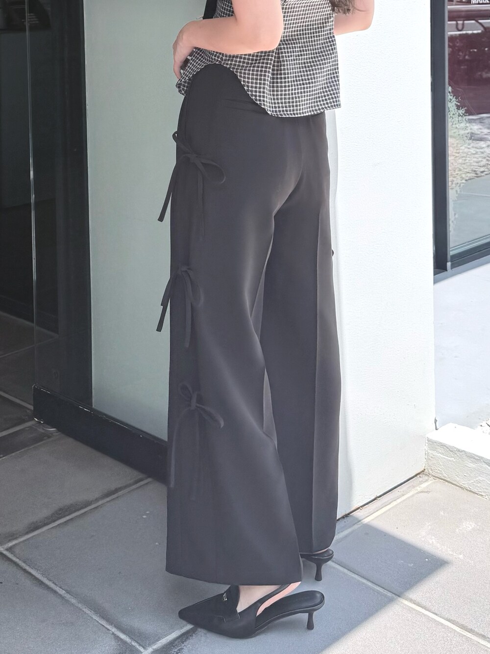 ブラック系のその他パンツ、その他のシャツ/ブラウス、ブラック系のパンプスを着用したレディースの夏コーディネートの7枚目の写真