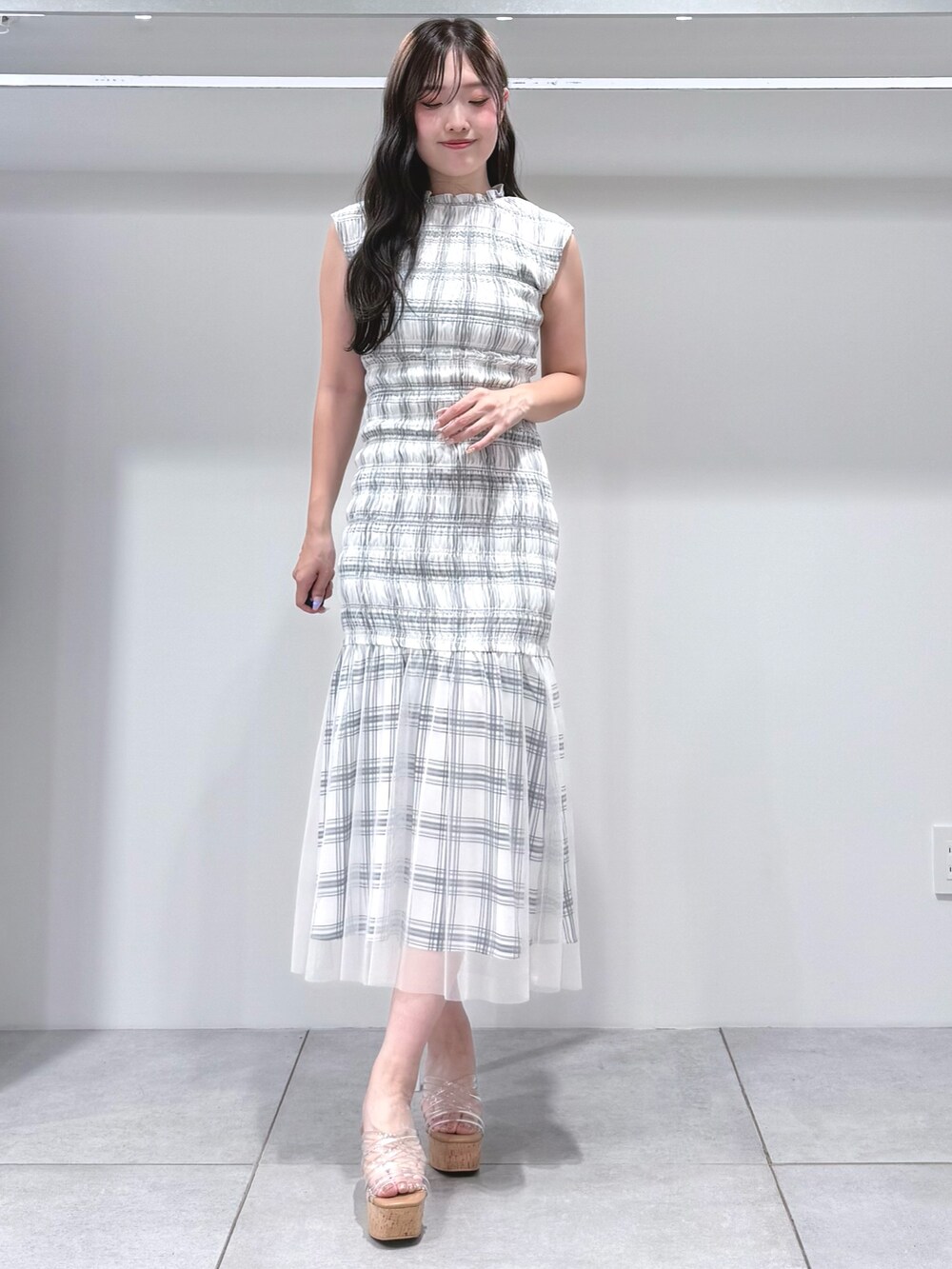 ホワイト系のワンピース、その他のサンダルを着用したレディースの夏コーディネートの2枚目の写真