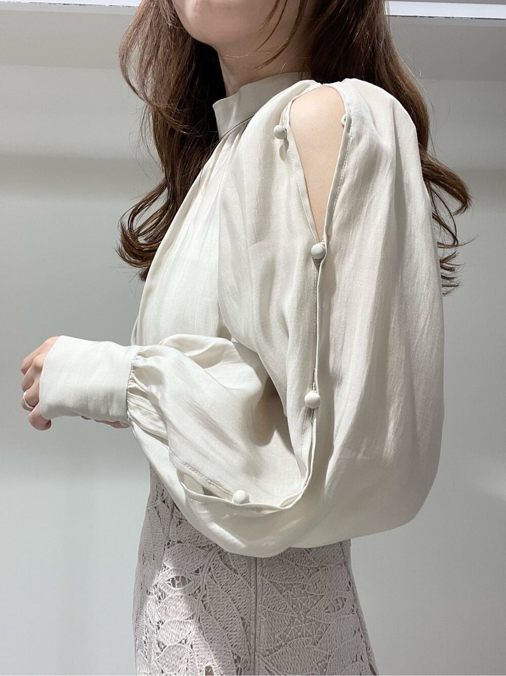 ベージュ系のパンプス、ベージュ系のシャツ/ブラウス、ピンク系のスカートを着用したレディースの春コーディネートの5枚目の写真