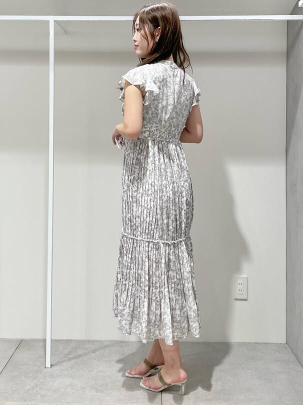 グリーン系のサンダル、グレー系のワンピース、シルバー系のイヤリングを着用したレディースの夏コーディネートの2枚目の写真