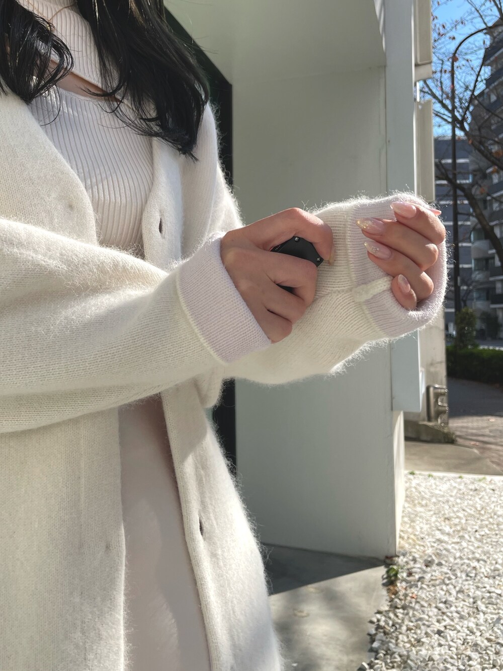 ホワイト系のカーディガン/ボレロ、ホワイト系のニット/セーター、ホワイト系のスカートを着用したレディースの冬コーディネートの6枚目の写真