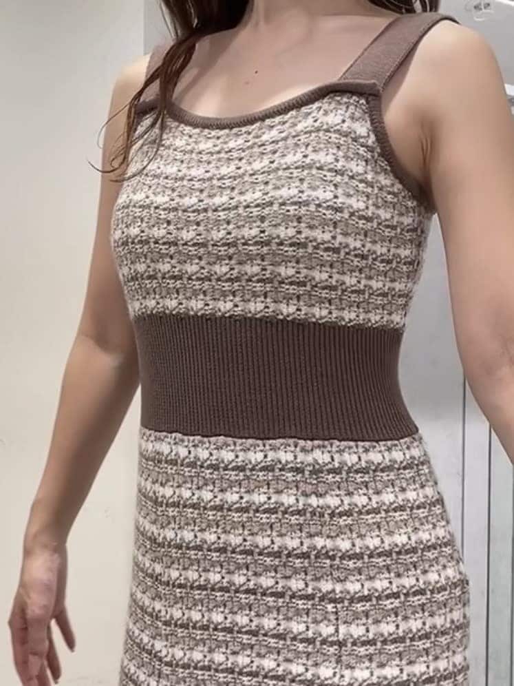 ブラウン系のブーツ、ベージュ系のジャンパースカート、ベージュ系のカーディガン/ボレロを着用したレディースの秋コーディネートの9枚目の写真