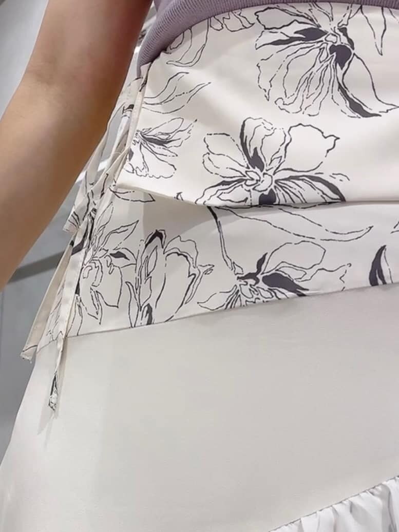 ホワイト系のスカート、ベージュ系のサンダル、パープル系のニット/セーターを着用したレディースの夏コーディネートの4枚目の写真