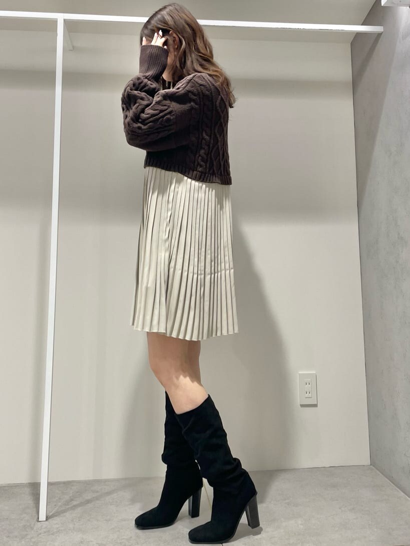 ブラウン系のワンピースを着用したレディースの冬コーディネートの2枚目の写真