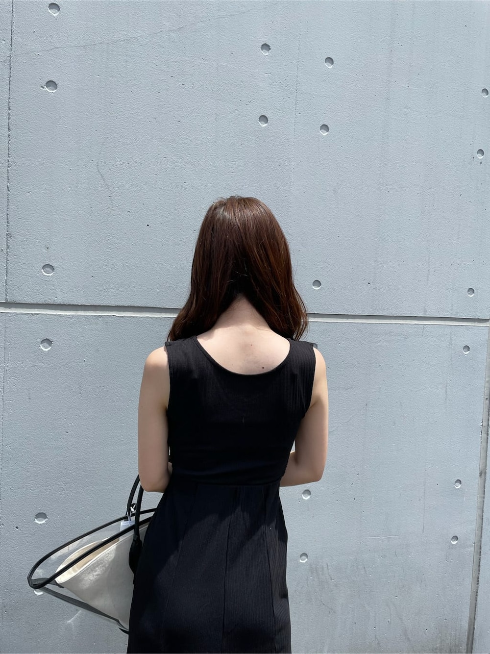 ブラック系のトートバッグ、ブラック系のサンダルを着用したレディースの夏コーディネートの4枚目の写真