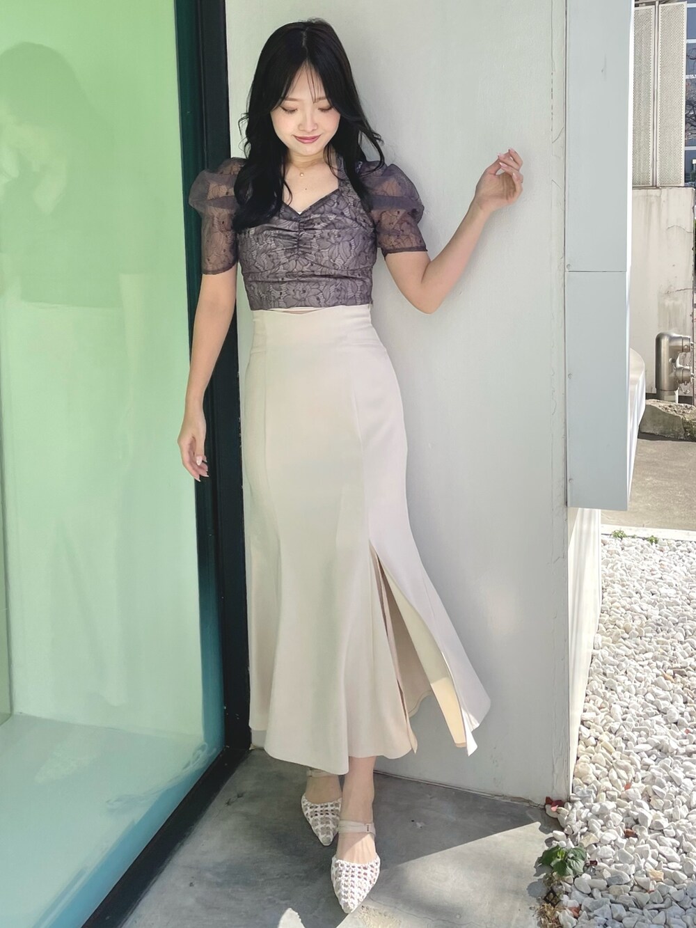 パープル系のシャツ/ブラウス、ホワイト系のスカート、その他のパンプスを着用したレディースの冬コーディネートの2枚目の写真