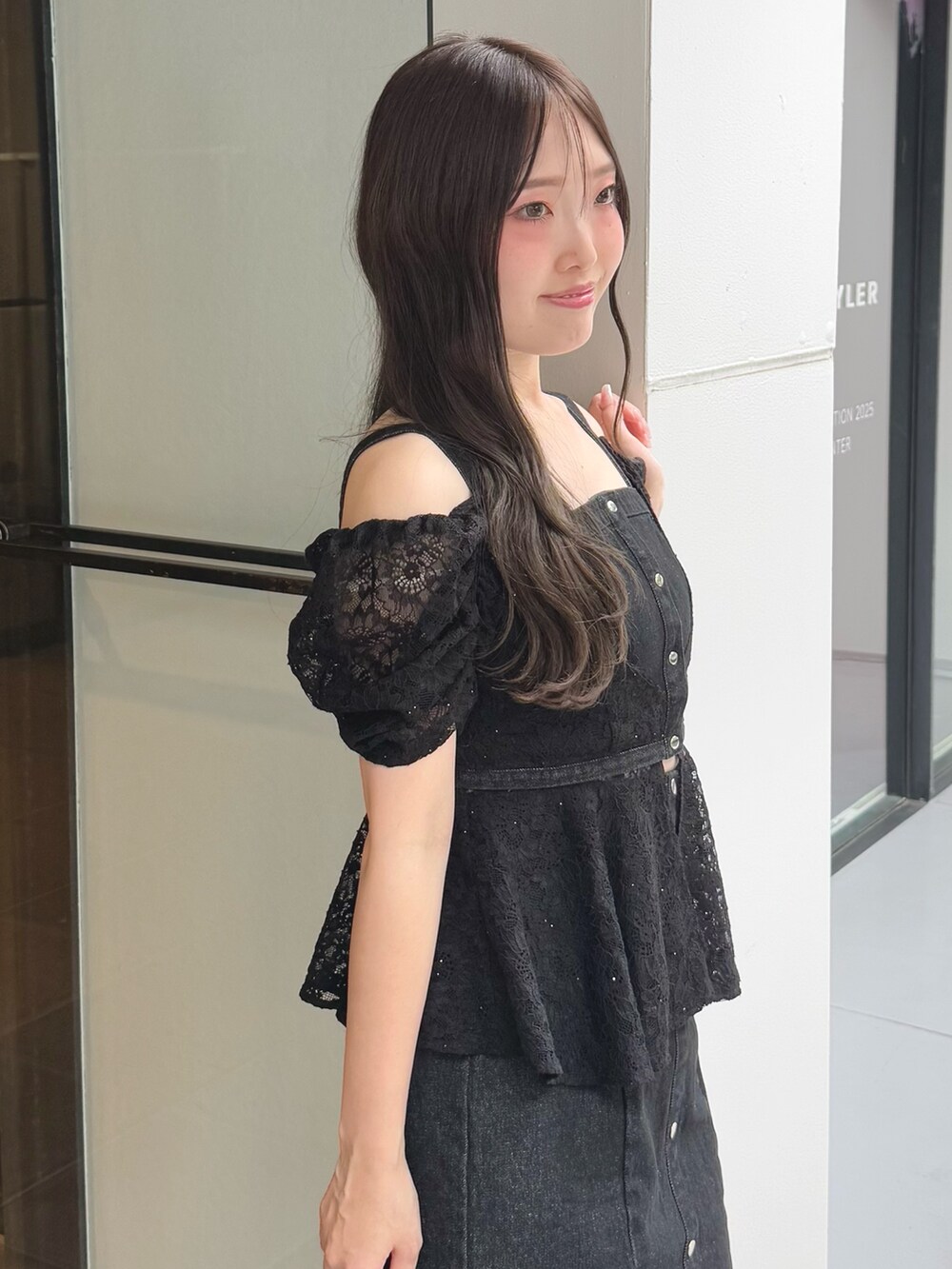 ブラック系のシャツ/ブラウス、ブラック系のスカート、ベージュ系のサンダルを着用したレディースの夏コーディネートの7枚目の写真