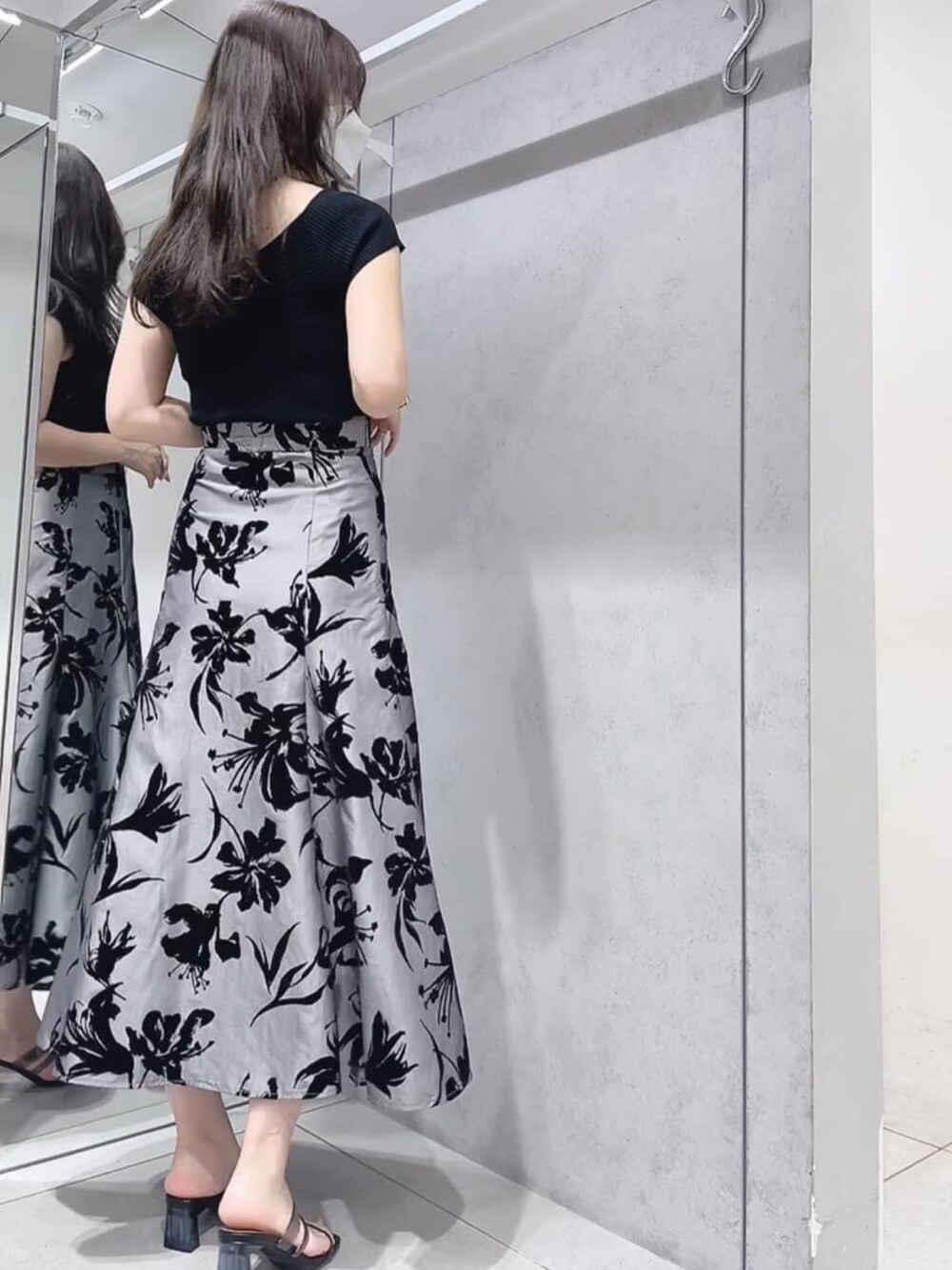 ブラック系のサンダル、ブラック系のニット/セーター、グレー系のスカートを着用したレディースの夏コーディネートの2枚目の写真