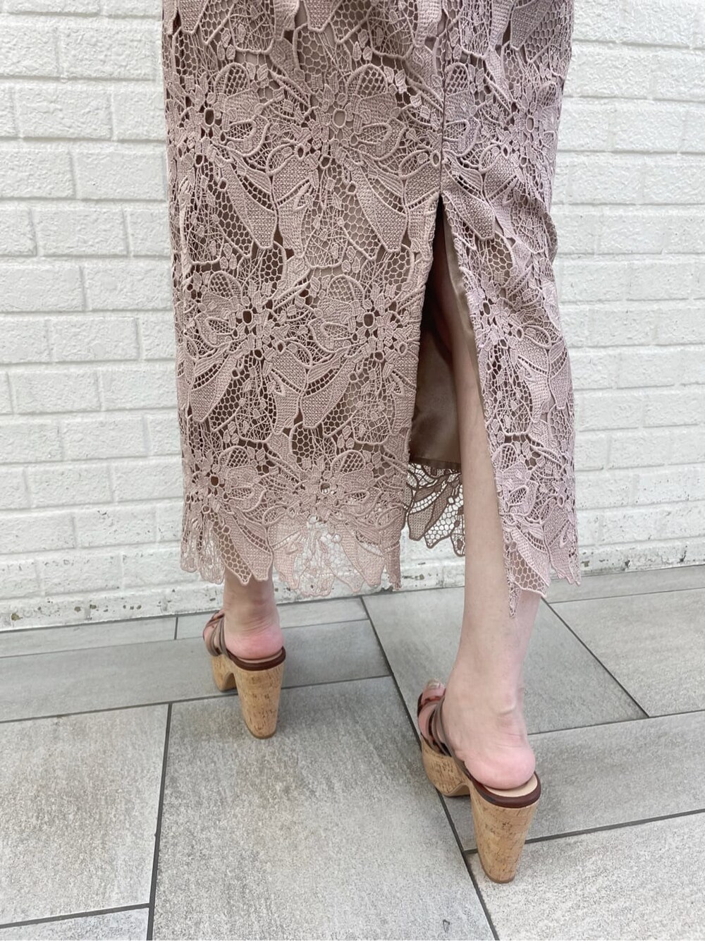 ベージュ系のスカート、ベージュ系のサンダル、ブラウン系のニット/セーターを着用したレディースの夏コーディネートの5枚目の写真