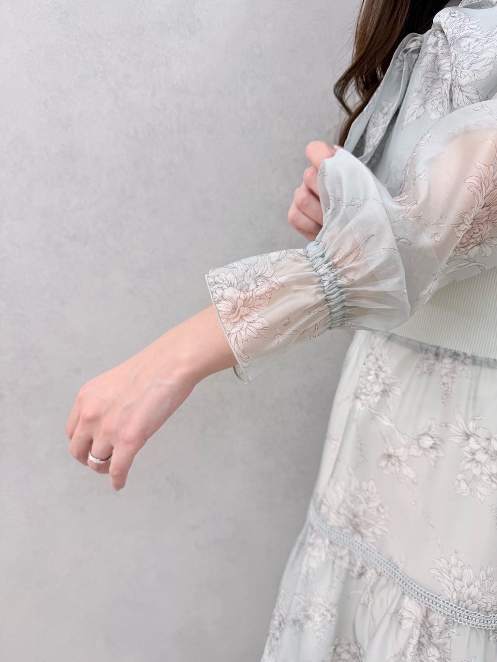 グリーン系のワンピース、ベージュ系のブーツを着用したレディースの冬コーディネートの6枚目の写真