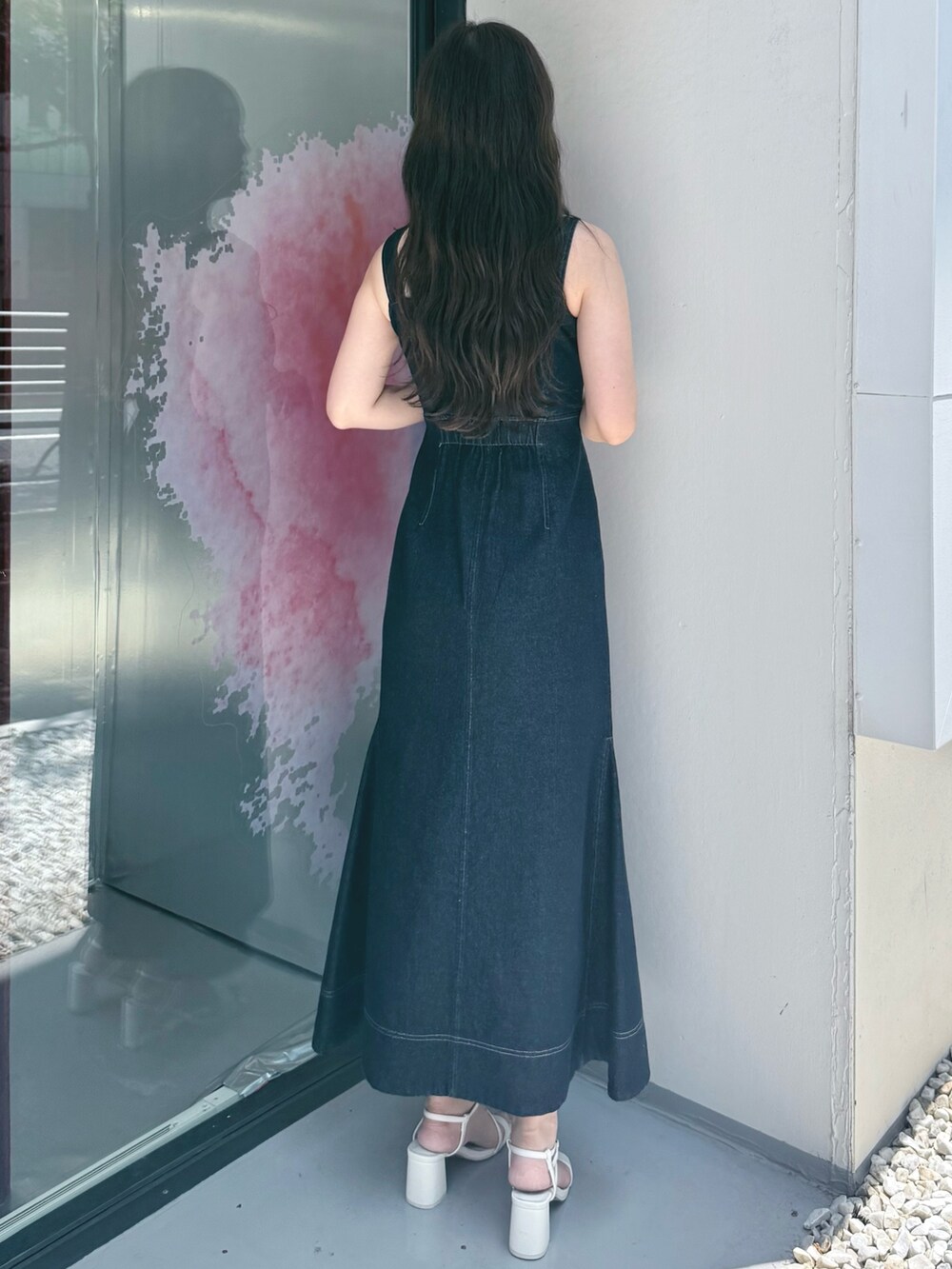 ブルー系のワンピース、ホワイト系のサンダルを着用したレディースの夏コーディネートの4枚目の写真