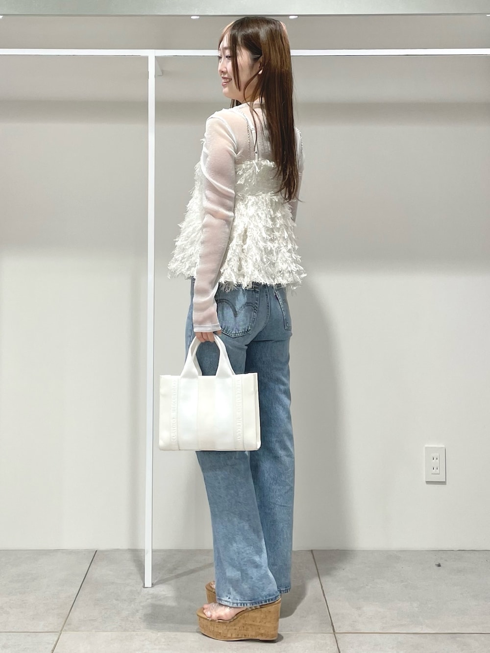 その他のサンダル、シルバー系のTシャツ/カットソー、ホワイト系のキャミソールを着用したレディースの春コーディネートの3枚目の写真