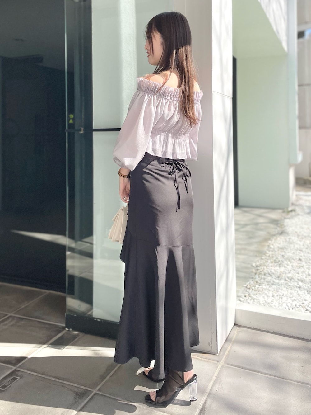 ブラック系のブーツ、パープル系のシャツ/ブラウス、ブラック系のスカートを着用したレディースの冬コーディネートの3枚目の写真