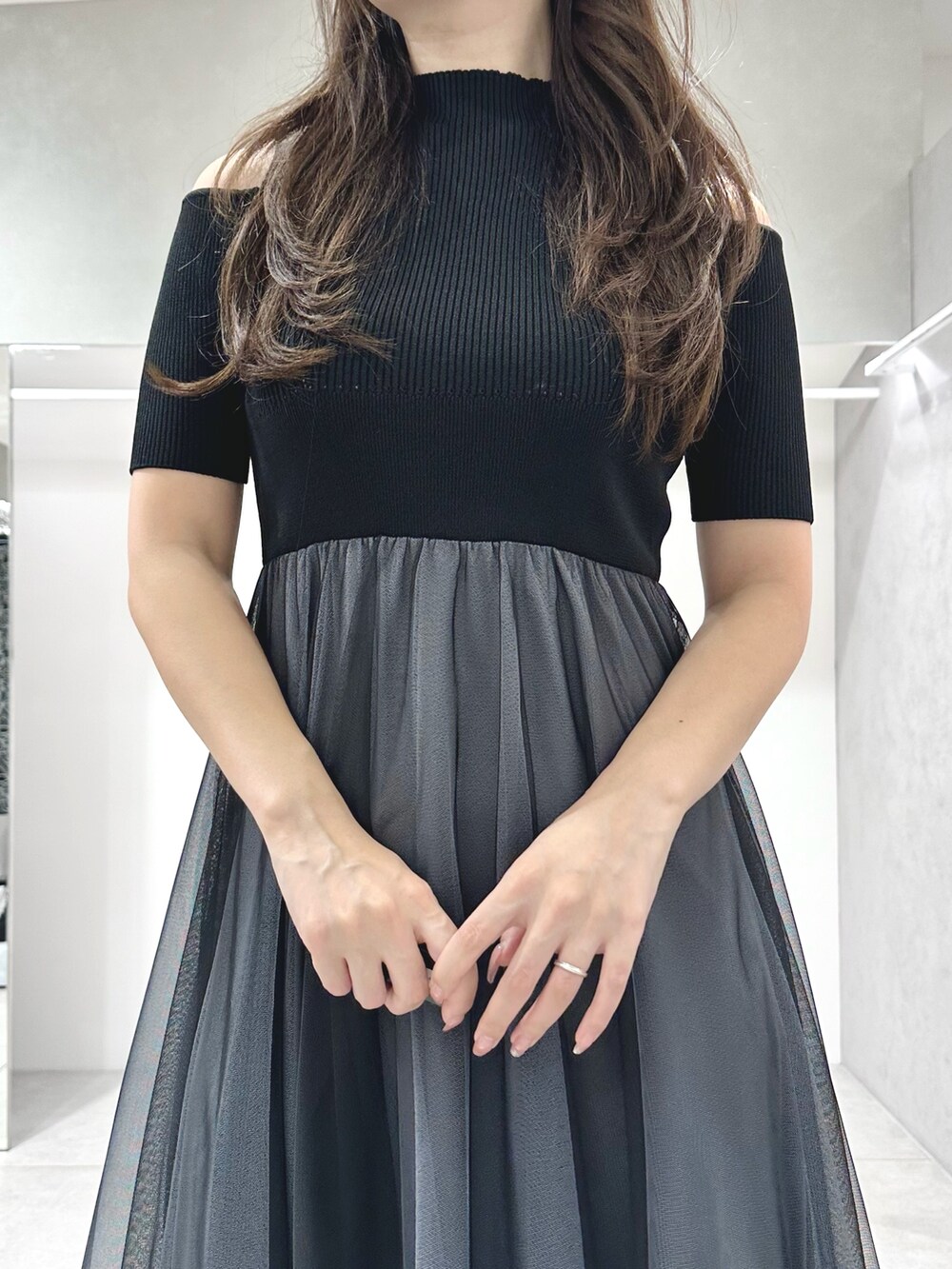 ブラック系のワンピース、ブラック系のショルダーバッグ、ブラック系のパンプスを着用したレディースの夏コーディネートの4枚目の写真