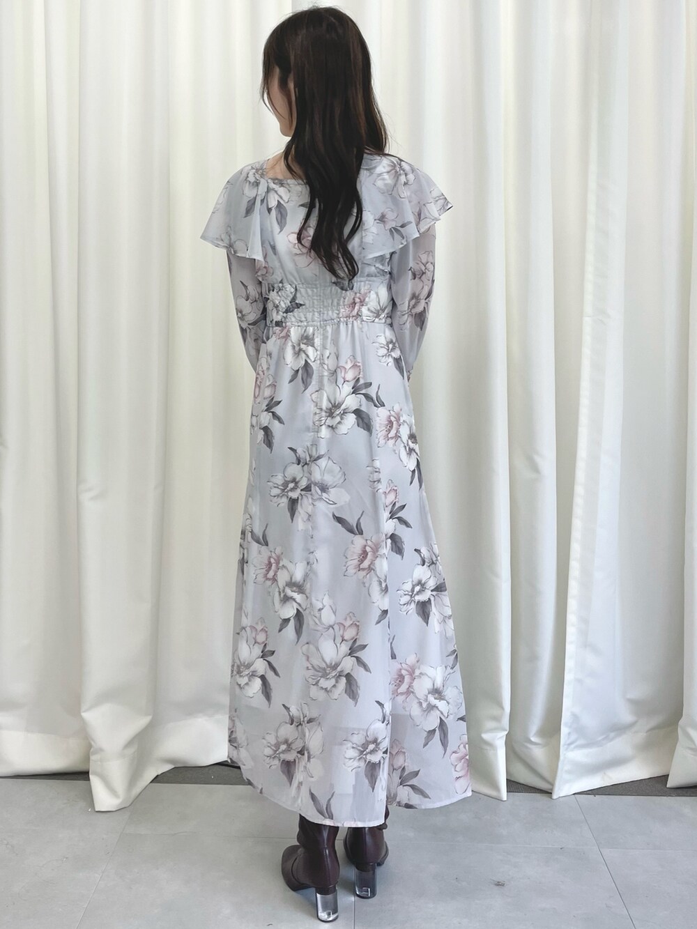 グレー系のワンピースを着用したレディースの秋コーディネートの4枚目の写真