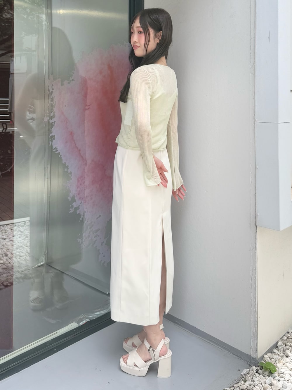 「マーキュリーデュオ、マーキュリーデュオ(MERCURYDUO)、マーキュリーデュオコーデ、シアーカーディガン、シアーカーデ、夏コーデ、キャミワンピ、キャミワンピース、キャミワンピコーデ、キャミワンピースコーデ、高身長、高身長女子、高身長コーデ」｜「MERCURYDUOのIラインキャミワンピース（ワンピース、ホワイト系）」を使った、仲田桃子さん（レディース・165cm）の夏コーディネートの3枚目の写真