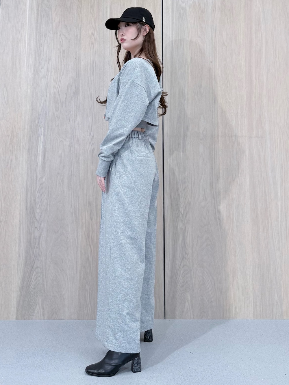 グレー系のTシャツ/カットソー、グレー系のその他パンツ、ブラック系のブーツを着用したレディースの冬コーディネートの2枚目の写真