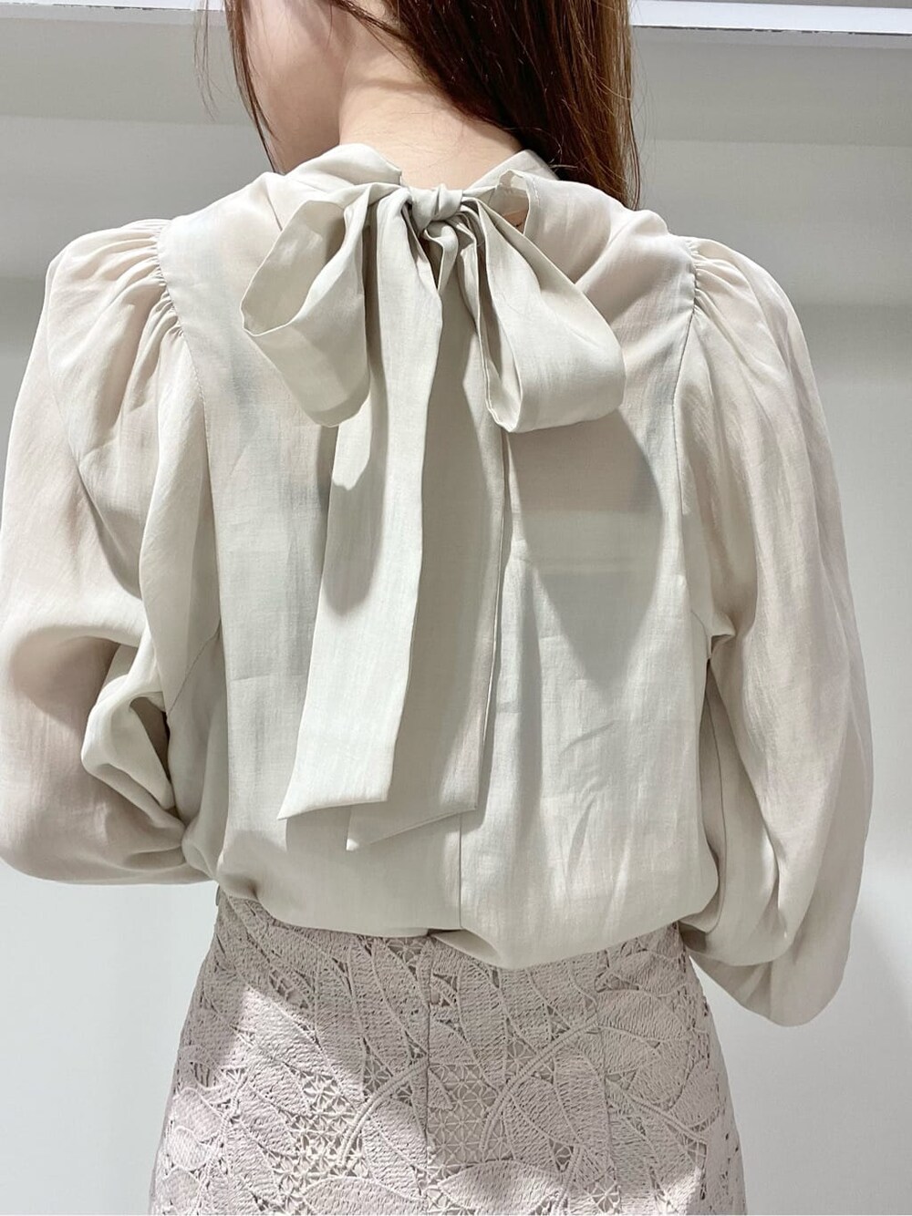 ベージュ系のパンプス、ベージュ系のシャツ/ブラウス、ピンク系のスカートを着用したレディースの春コーディネートの6枚目の写真