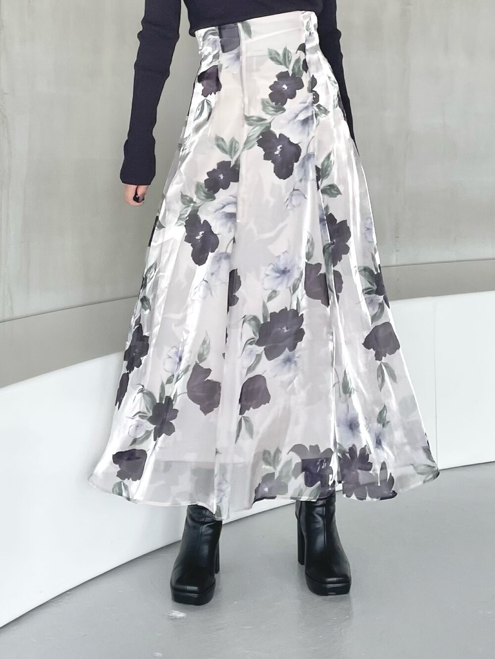 ブルー系のスカート、ブラック系のブーツ、グレー系のニット/セーターを着用したレディースの秋コーディネートの7枚目の写真