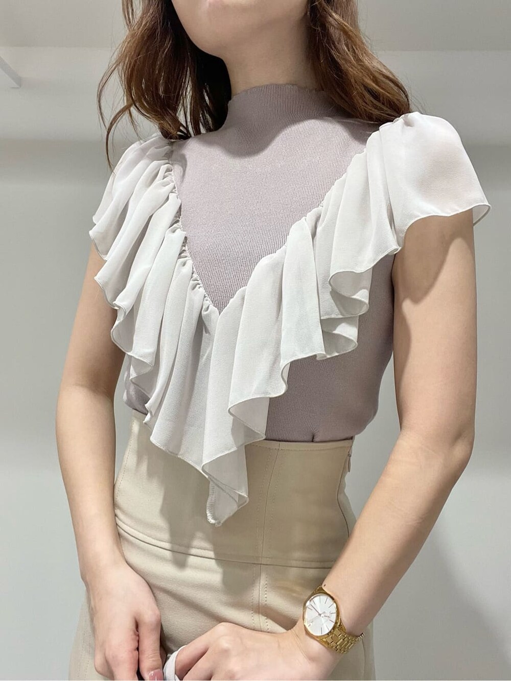 ベージュ系のスカート、その他のサンダル、ピンク系のニット/セーターを着用したレディースの春コーディネートの5枚目の写真