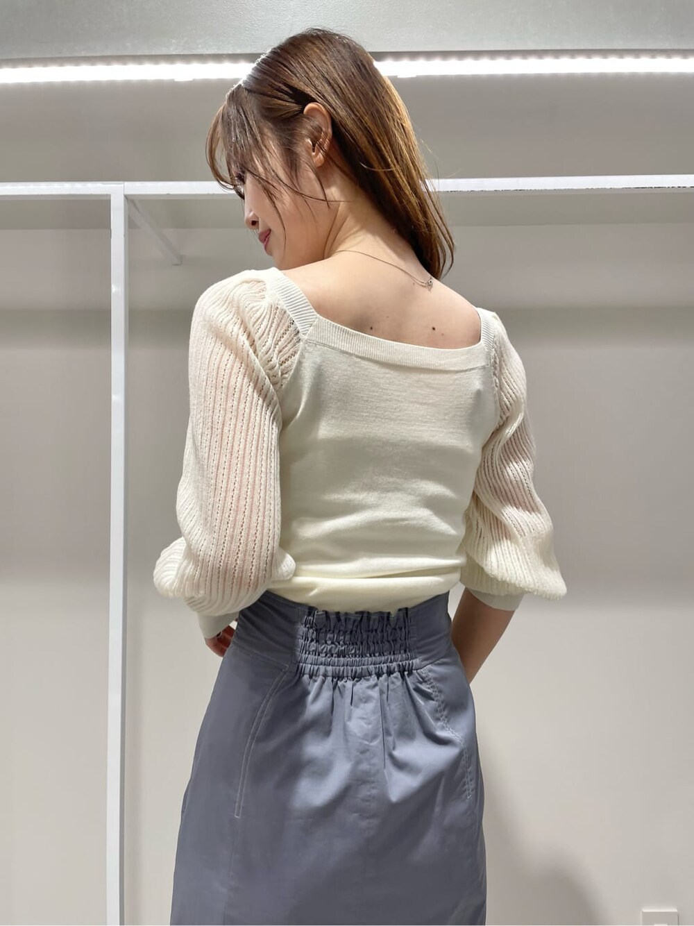 ブルー系のスカート、ホワイト系のニット/セーターを着用したレディースの春コーディネートの6枚目の写真