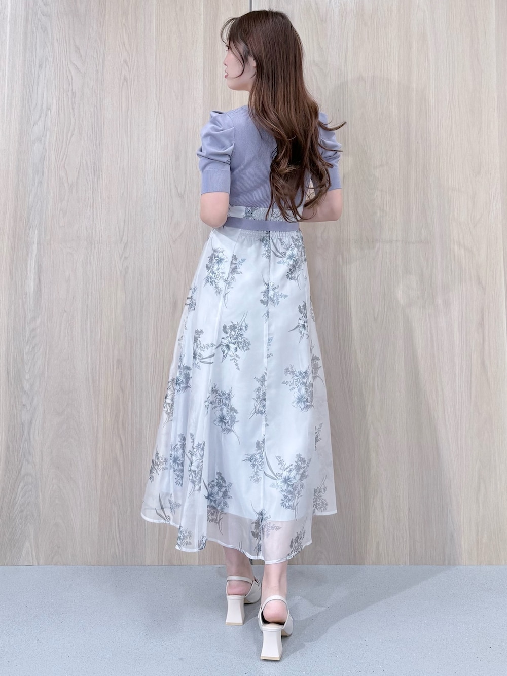 パープル系のワンピース、ホワイト系のパンプスを着用したレディースの冬コーディネートの4枚目の写真