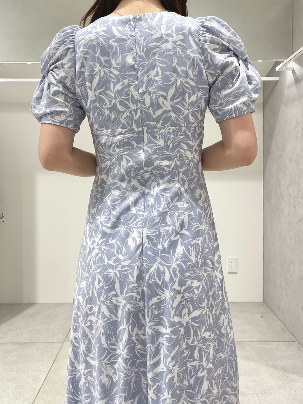 ブルー系のワンピース、ホワイト系のサンダルを着用したレディースの春コーディネートの6枚目の写真