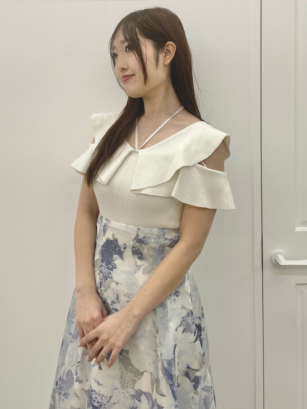 ホワイト系のニット/セーター、ブルー系のスカート、ホワイト系のサンダルを着用したレディースの夏コーディネートの5枚目の写真