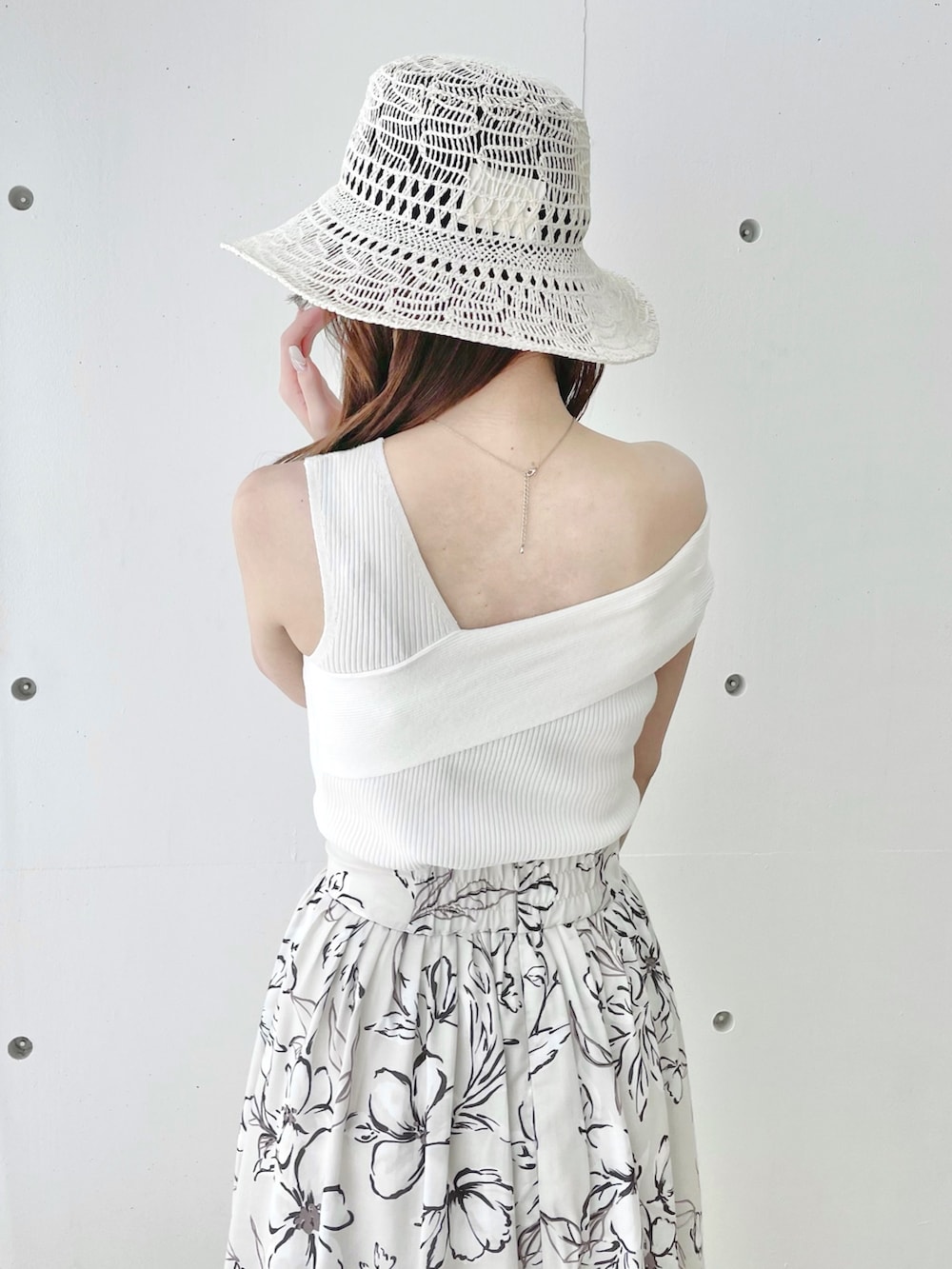 ホワイト系のニット/セーター、ホワイト系のスカート、ホワイト系のサンダルを着用したレディースの春コーディネートの7枚目の写真