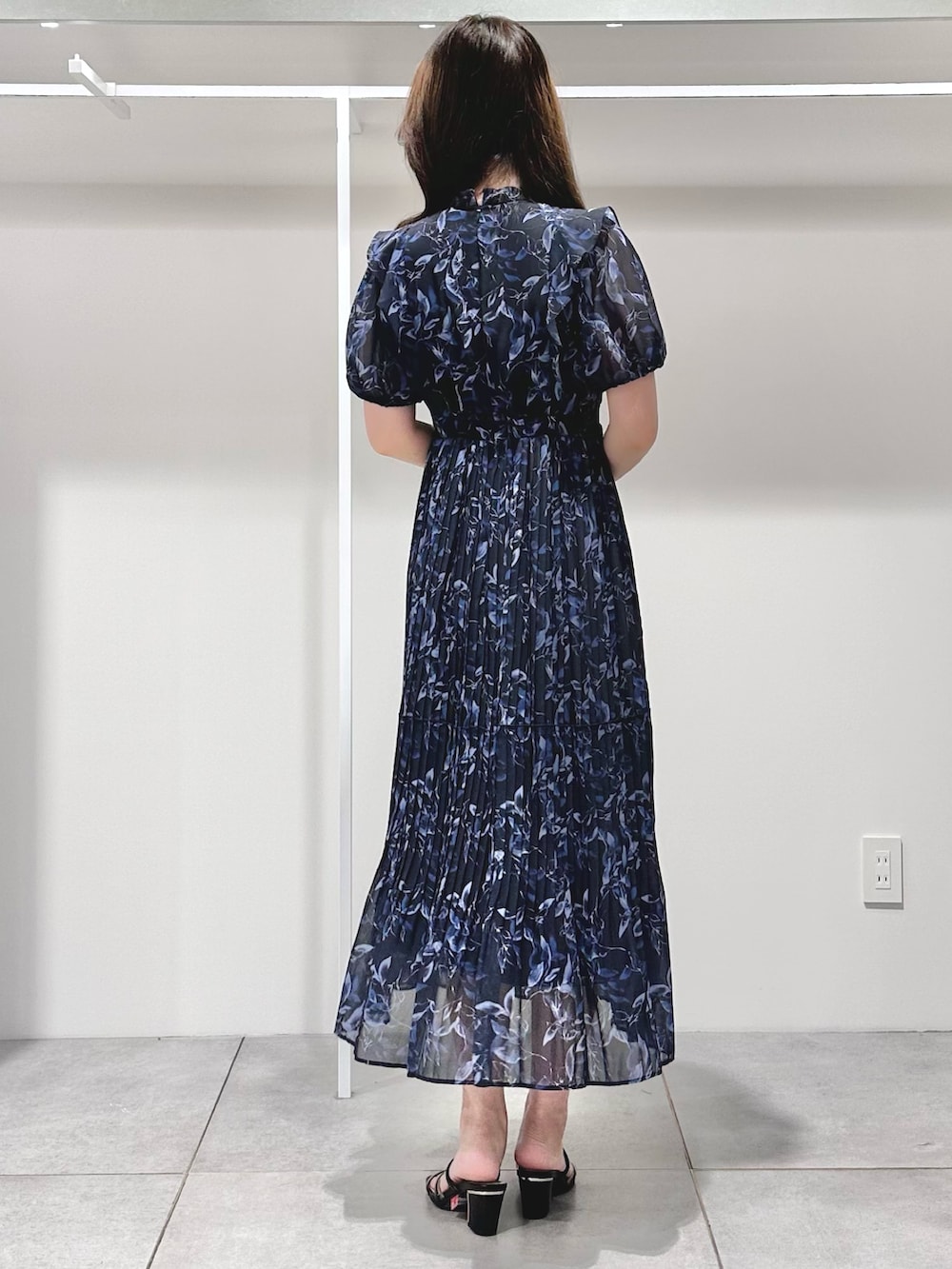 ブルー系のワンピース、ブラック系のショルダーバッグ、ブラック系のサンダルを着用したレディースの夏コーディネートの4枚目の写真