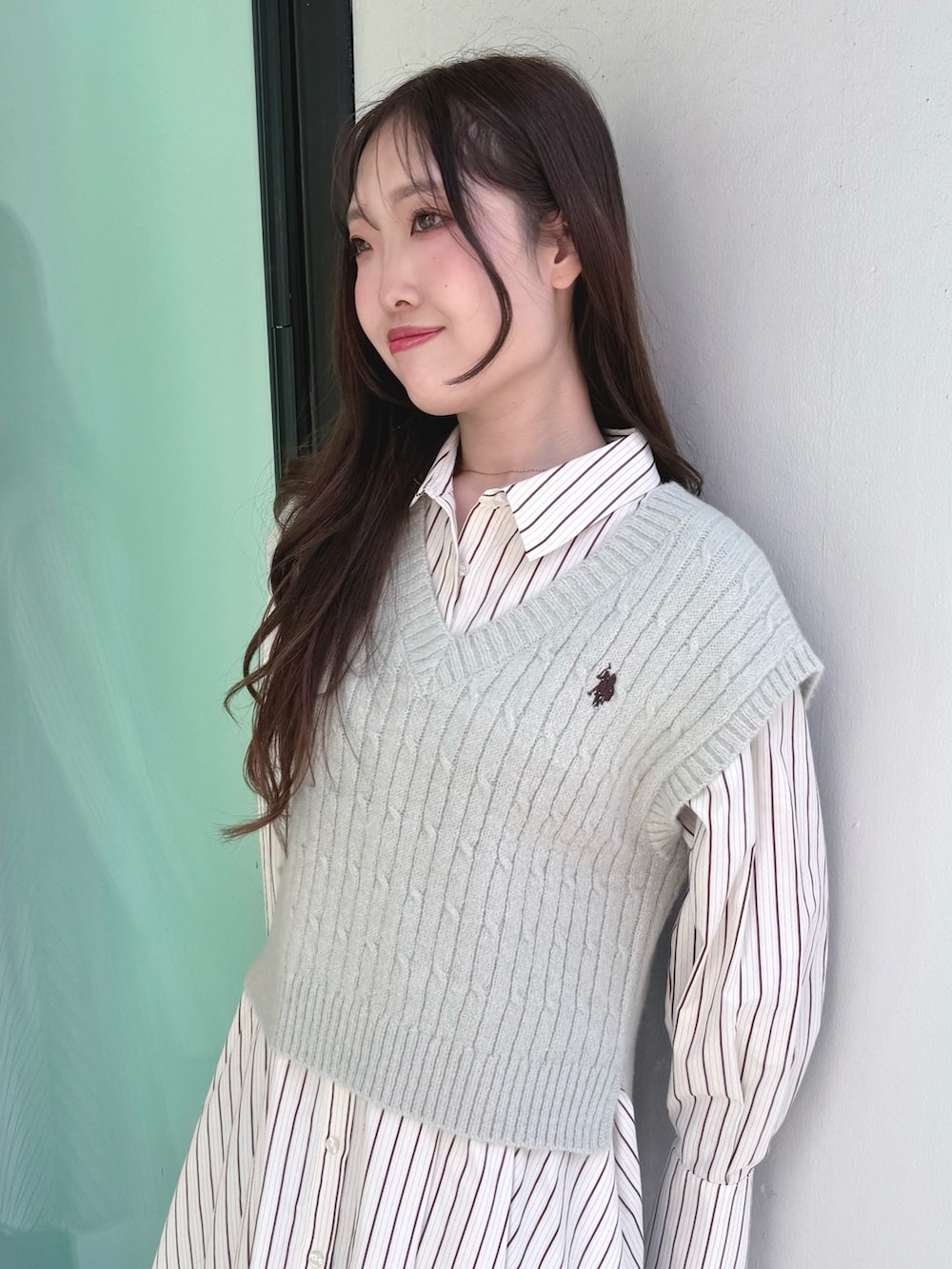 ブラック系のブーツ、グリーン系のワンピースを着用したレディースの冬コーディネートの4枚目の写真