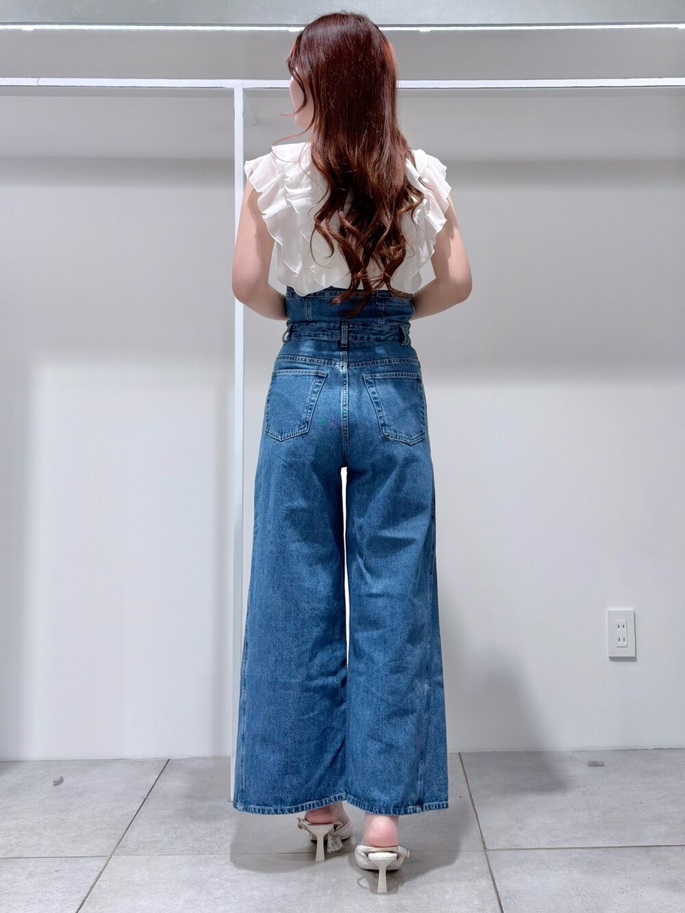 ブルー系のその他パンツ、ホワイト系のシャツ/ブラウス、ホワイト系のパンプスを着用したレディースの春コーディネートの3枚目の写真