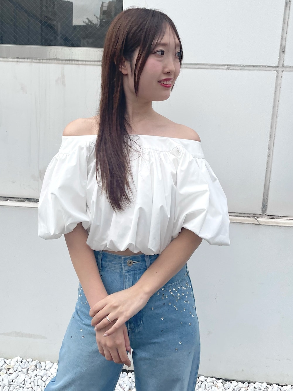 ブルー系のデニムパンツ、その他のサンダル、ホワイト系のシャツ/ブラウスを着用したレディースの夏コーディネートの4枚目の写真