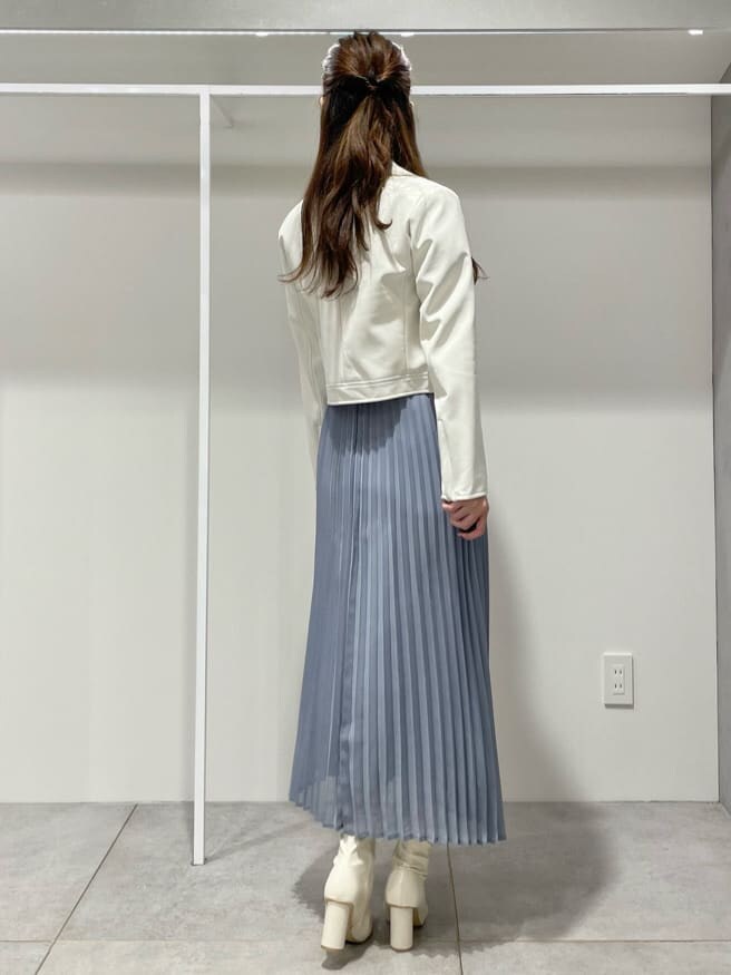 ホワイト系のブーツ、ホワイト系のライダースジャケット、ブルー系のワンピースを着用したレディースの秋コーディネートの4枚目の写真