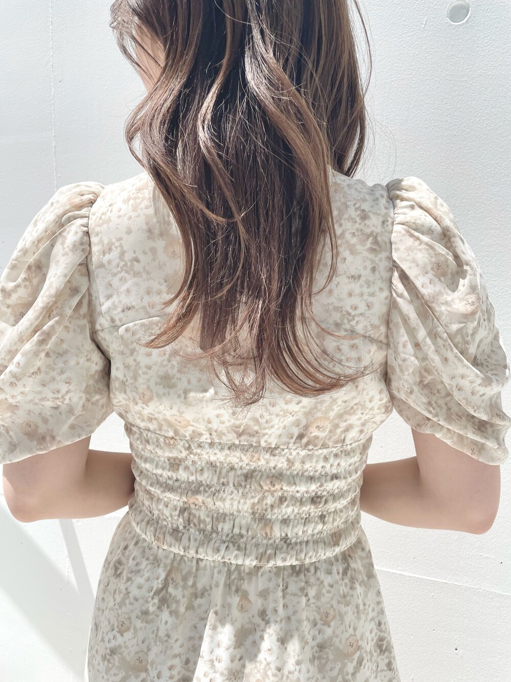 ベージュ系のワンピース、ホワイト系のブーツを着用したレディースの夏コーディネートの7枚目の写真