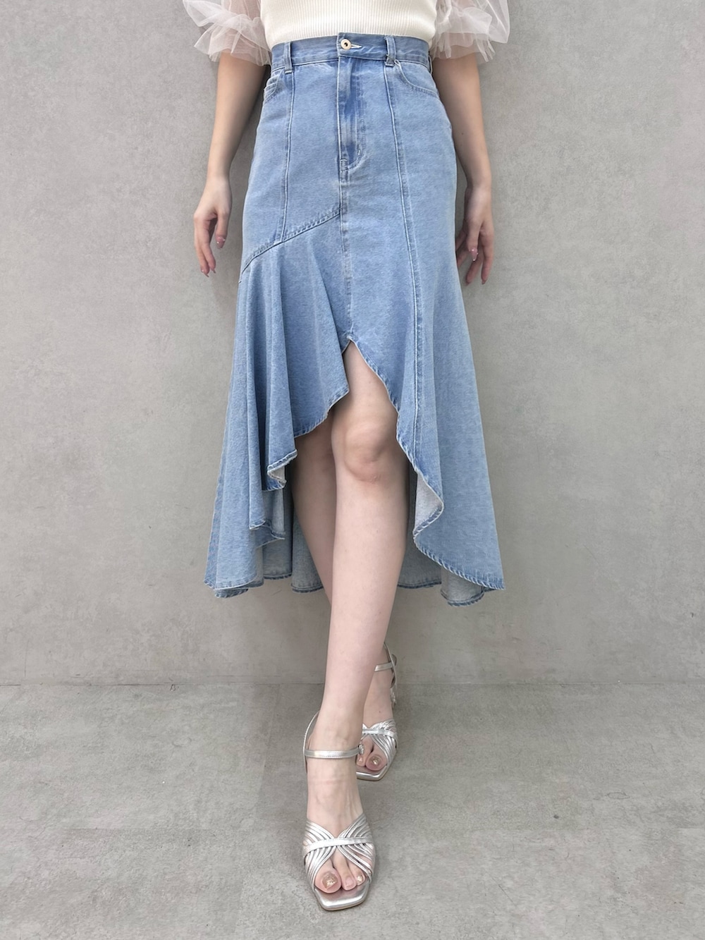 ホワイト系のニット/セーター、ブルー系のスカート、シルバー系のサンダルを着用したレディースの春コーディネートの7枚目の写真